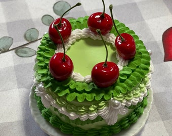 Petit gâteau vintage vert bicolore avec cerises/faux gâteau/faux gâteau