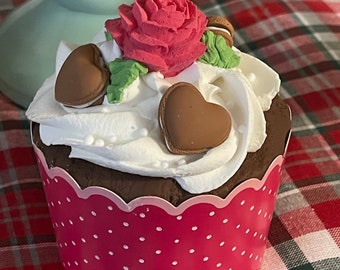 Faux gâteau au macaron au chocolat et à la rose et aux baies dans une tasse