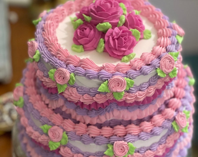 Gâteau vintage à deux étages avec roses/faux gâteau