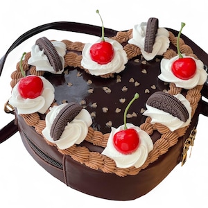 Faux-Schokoladen-Cookie-Fudge-Kuchen-Geldbeutel - garniert mit Schlagsahne und Kirschen - handdekorierte Dessert-inspirierte Handtasche