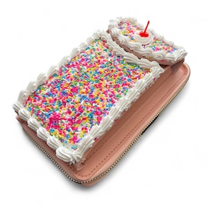 Carteira Clutch Sprinkle – | Bolsa de Sobremesa Falso com Alça | Fecho de Botão Cereja | Bolsa Sprinkle Caprichosa