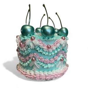 Kleiner Vintage Blauer und Pinker Kuchen mit Kirschblüten