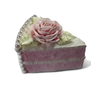 Fatia de bolo de rosas falso chique e surrado