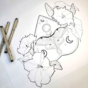 Pode incluir: Um desenho a preto e branco de uma tra&ccedil;a com olhos grandes, uma lua crescente e estrelas sobre um fundo triangular. A tra&ccedil;a est&aacute; rodeada de flores.