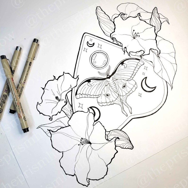 Pode incluir: Um desenho a preto e branco de uma tra&ccedil;a com olhos grandes, uma lua crescente e estrelas sobre um fundo triangular. A tra&ccedil;a est&aacute; rodeada de flores.