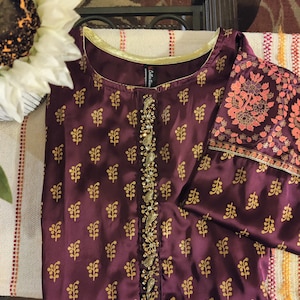 Pakistanisches Seidenhemd Kurti Kameez Block Print mit schönem Ausschnitt