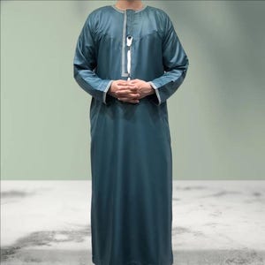 Embroidered Islamic Thobe Jubba: Green Muslim Men&#39;s Long Sleeve Robe