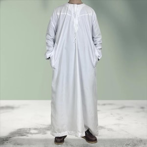 White Islamic Thobe Jubba with Light Embroidery and Tussle for Muslim Men Long Sleeves Middle Eastern Religious Clothing Ramadan Gift