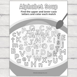 K&ouml;nnte beinhalten: Schwarzwei&szlig;es druckbares Alphabet-Suppen-Aktivit&auml;tsblatt. Finde die Gro&szlig;- und Kleinbuchstaben und f&auml;rbe jedes Paar ein. Die Buchstaben befinden sich in einer Sch&uuml;ssel Suppe mit einem L&ouml;ffel.
