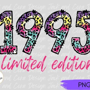 Puede incluir: Un diseño digital con el año "1995" en un estilo de estampado de leopardo colorido, con las palabras "limited edition" en escritura rosa. Incluye un logotipo floral y una etiqueta PNG morada.
