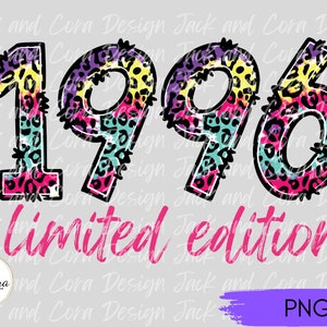 Könnte beinhalten: Ein digitales Design mit dem Jahr 1996 in einem farbenfrohen Leopardenmuster mit den Worten "limitierte Auflage" in Pink. Das Design ist auf weißem Hintergrund.