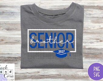 Może przedstawiać: Ciemnoszary t-shirt z prostokątną grafiką przedstawiającą słowo SENIOR pogrubionymi niebieskimi wielkimi literami, słowo brother białą kursywą oraz niebieską ikonę czapki absolwenta z rokiem 2027 nadrukowanym na biało.