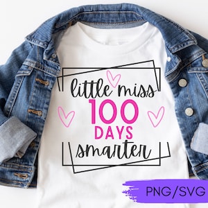 Puede incluir: Camiseta blanca con un gr&aacute;fico en blanco y negro que dice "little miss 100 days smarter" con corazones rosas. La camiseta est&aacute; encima de una chaqueta vaquera azul. PNG/SVG.