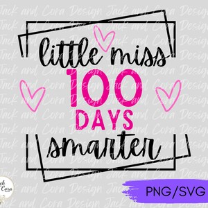 Puede incluir: Un dise&ntilde;o gr&aacute;fico en blanco y negro con corazones rosas y el texto "little miss 100 days smarter" en un marco negro.