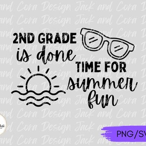 K&ouml;nnte beinhalten: Schwarzwei&szlig;es Grafikdesign mit dem Text "2ND GRADE is done TIME FOR summer fun". Das Design beinhaltet eine untergehende Sonne &uuml;ber einer Wellenlinie, Sonnenbrillen und den Text "PNG/SVG".