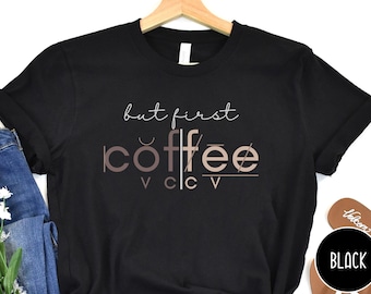 Chemise codée But First Coffee pour professeurs de lecture, chemise café pour professeur de dyslexie, chemise interventionniste lecture, chemise spécialiste de l'alphabétisation