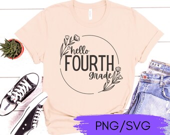 Puede incluir: Una camiseta rosa claro con el texto "hello FOURTH grade" en un círculo con diseños florales. El texto está en negro. La imagen también incluye un par de zapatillas negras y un par de pantalones vaqueros azules. El texto "PNG/SVG" está en la parte inferior de la imagen.