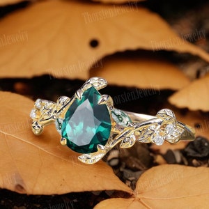 Pear shaped Emerald Engagement Ring Yellow gold Bridal Ring Vintage Leaf Ring Promise Ring Cluster Ring Art Deco Ring Green Gemstone Ring