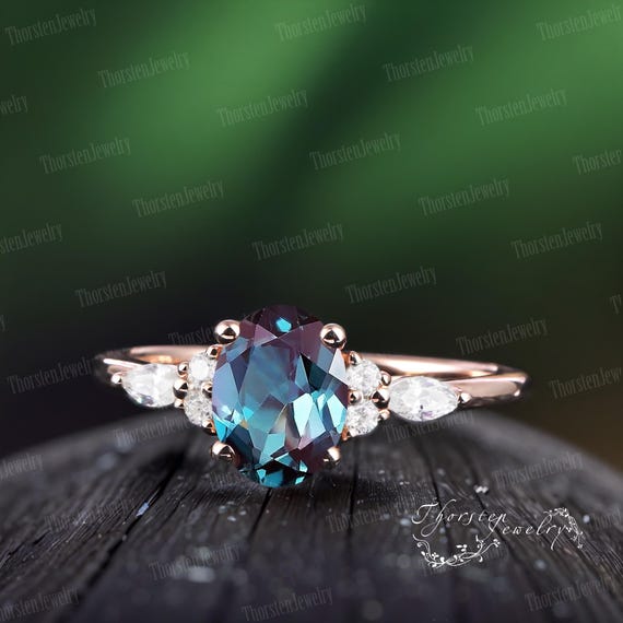 Bague auréole en or avec rubis ovale et diamants