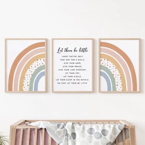 Impresión artística de pared con frase "Let Them Be Little" para guardería, juego de 3 pósteres bohemios para pared, impresión digital con arcoíris de género neutro.