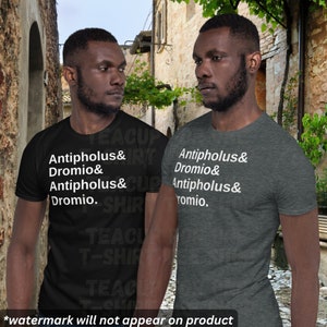 Pode incluir: Dois homens vestindo camisetas pretas e cinzas com o texto "Antipholus & Dromio" repetido em cada camiseta. O texto é branco.