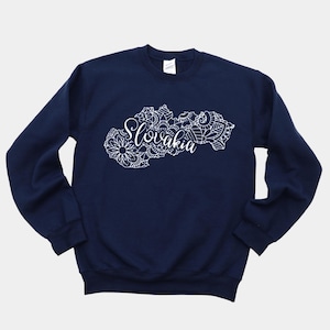 Puede incluir: Una sudadera azul marino con un contorno blanco del país de Eslovaquia, con la palabra "Eslovaquia" escrita en blanco dentro del contorno.