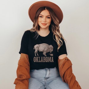 OKLAHOMA Home State Distressed Shirt, Oklahoma Früher Shirt, Oklahoma Bison Karte T-Shirt, Oklahoma Native Shirt, Oklahoma Western Cowgirl T-Shirt