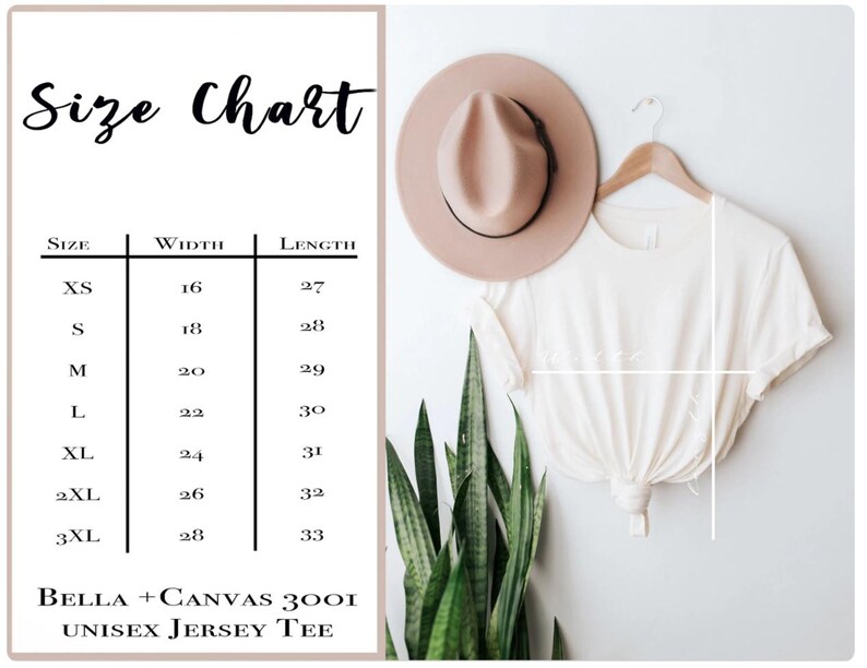 Op de afbeelding: Een wit Bella+Canvas 3001 unisex jersey t-shirt weergegeven met een maattabel met breedtes en lengtes in inches voor de maten XS tot 3XL. Het shirt hangt aan een hanger naast een beige hoed en een groene plant, met witte lijnen voor de afmetingen.