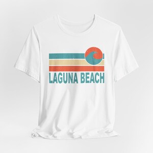 ラグナビーチ レトロウェーブ Tシャツ、レトロカリフォルニアサーフTシャツ、ビーチバケーションシャツ