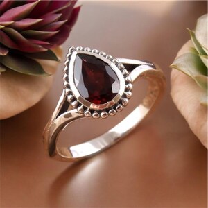 Anillo de granate en forma de pera, anillo hecho a mano, piedra natal de enero, plata maciza 925, piedra preciosa de granate rojo oscuro, anillo para mujer, regalo para ella, regalo para el amor