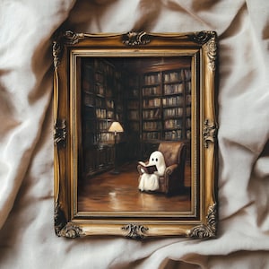 Peut inclure: Une peinture encadrée représentant un fantôme lisant un livre dans une bibliothèque. Le fantôme porte un drap blanc et est assis dans un fauteuil marron. La bibliothèque est remplie d'étagères et possède une lampe sur une table dans le coin.