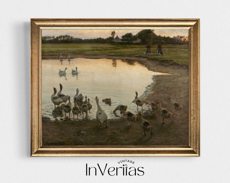 Pu&ograve; includere: Un dipinto ad olio incorniciato che raffigura uno stormo di oche in uno stagno al tramonto. Le oche sono raggruppate attorno al bordo dello stagno, alcune nuotano e altre stanno in piedi sulla riva. Il dipinto &egrave; ambientato in un paesaggio rurale con una fattoria sullo sfondo.