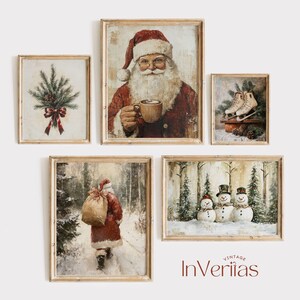 以下が含まれることがあります： 5つの額入りヴィンテージクリスマスプリントのセット。サンタクロース、スケート靴、雪だるま、クリスマスツリー、雪の中を歩くサンタクロースが描かれています。素朴でアンティークなスタイルで、暖色系の色使いです。