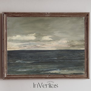 Può includere: Un dipinto incorniciato di un paesaggio marino con un cielo nuvoloso e un oceano blu scuro. Il dipinto è in una cornice di legno marrone.