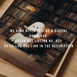 Pode incluir: Uma impress&atilde;o emoldurada com um fantasma amig&aacute;vel lendo em uma biblioteca. A imagem tem uma paleta de cores quentes. O texto na impress&atilde;o diz: "WE ALSO OFFER THIS AS A DIGITAL DOWNLOAD CHECK OUT LISTING NO. 832 OR FOLLOW THE LINK IN THE DESCRIPTION."