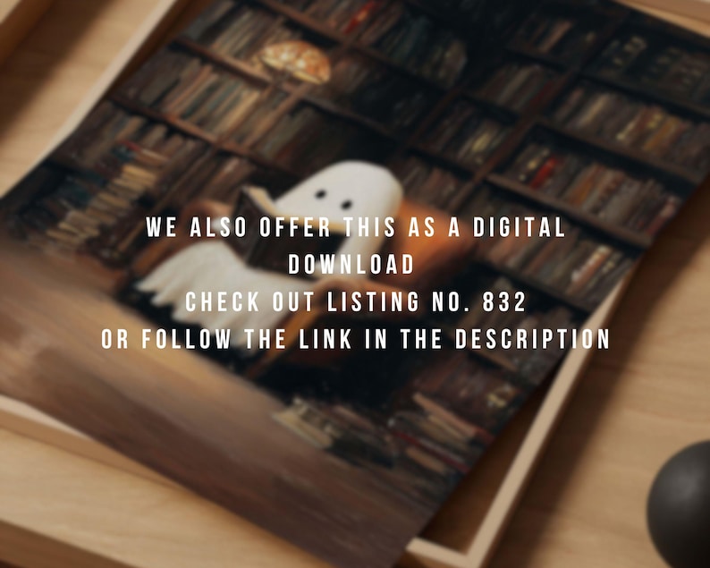 Pode incluir: Uma impress&atilde;o emoldurada com um fantasma amig&aacute;vel lendo em uma biblioteca. A imagem tem uma paleta de cores quentes. O texto na impress&atilde;o diz: "WE ALSO OFFER THIS AS A DIGITAL DOWNLOAD CHECK OUT LISTING NO. 832 OR FOLLOW THE LINK IN THE DESCRIPTION."