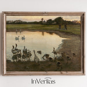 Pu&ograve; includere: Un dipinto ad olio vintage che raffigura uno stormo di oche radunate intorno a uno stagno al tramonto. Le oche sono di varie tonalit&agrave; di grigio e bianco, alcune nuotano nell'acqua e altre stanno sulla riva. Lo stagno &egrave; circondato da erba verde e alberi, e il cielo &egrave; di un dolce arancione e rosa.