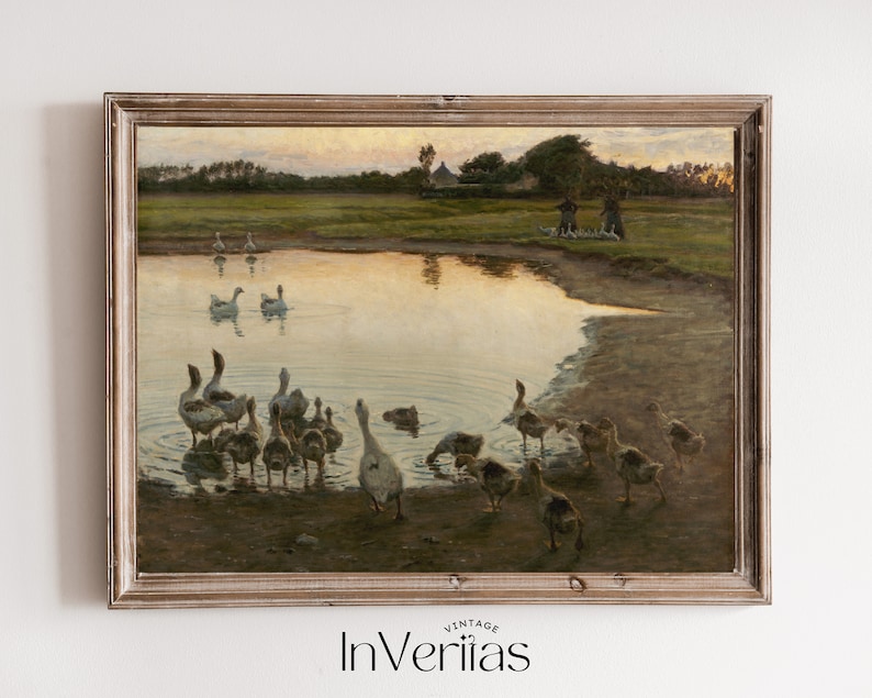 Pu&ograve; includere: Un dipinto ad olio vintage che raffigura uno stormo di oche radunate intorno a uno stagno al tramonto. Le oche sono di varie tonalit&agrave; di grigio e bianco, alcune nuotano nell'acqua e altre stanno sulla riva. Lo stagno &egrave; circondato da erba verde e alberi, e il cielo &egrave; di un dolce arancione e rosa.