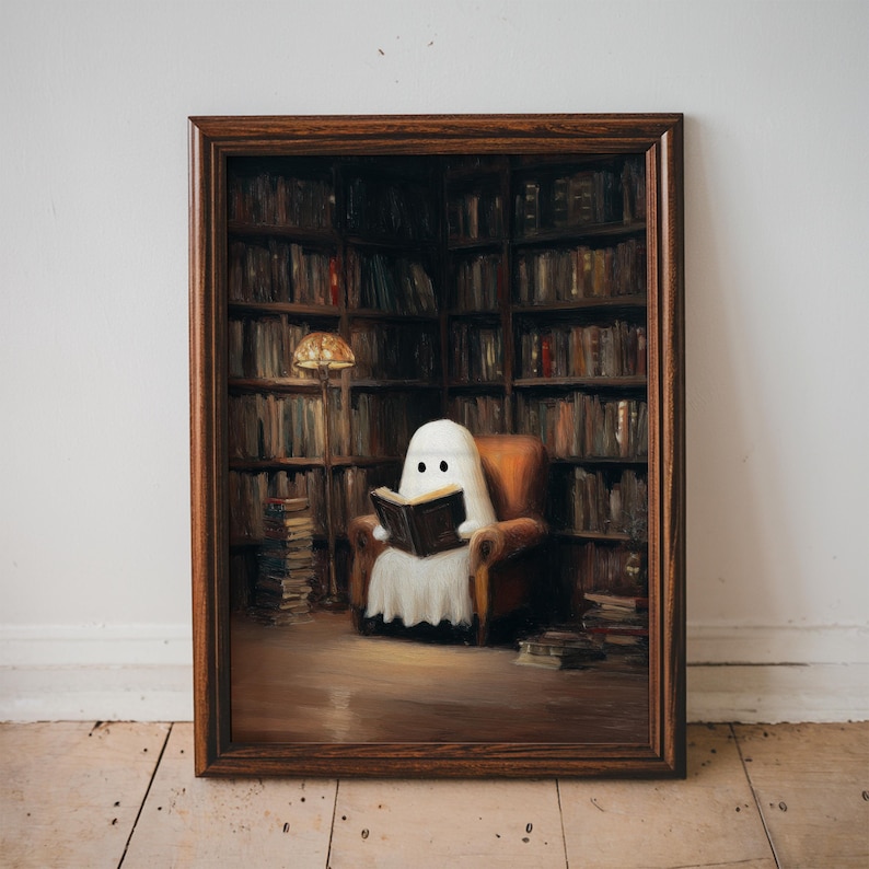 Pode incluir: Uma obra de arte emoldurada retrata um fantasma branco lendo um livro em uma biblioteca. O fantasma est&aacute; sentado em uma poltrona marrom, iluminado por uma l&acirc;mpada quente. Estantes cheias de livros criam o fundo, com uma moldura de madeira.