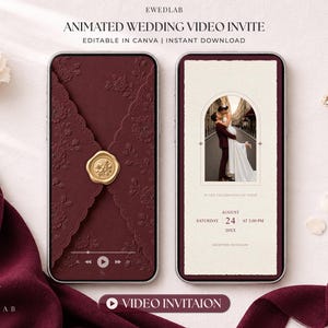 以下が含まれることがあります： アニメーション結婚式ビデオ招待状を表示する2台のスマートフォン。左側の画面には、金色のワックスシールが付いた濃いバーガンディ色の封筒が表示されています。右側の画面には、アーチ型のフォトフレームとイベントの詳細が記載されたクリーム色のカードが表示されています。