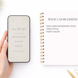 Puede incluir: Un tel&eacute;fono inteligente que muestra una invitaci&oacute;n de boda digital beige con esquinas florales en relieve, con el texto Save the Date, AMELIA & ARTHUR, 06.06.20XX y detalles de ubicaci&oacute;n, junto a un cuaderno de espiral con texto editable.