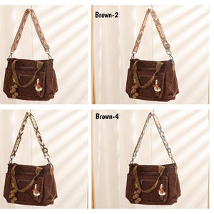 Puede incluir: Cuatro bolsos mensajeros de lona marr&oacute;n con correas estampadas. Cada bolso tiene un bolsillo frontal, un peque&ntilde;o adorno decorativo y el texto "Brown-1", "Brown-2", "Brown-3" y "Brown-4". Tambi&eacute;n es visible el texto "Finished Product Display".