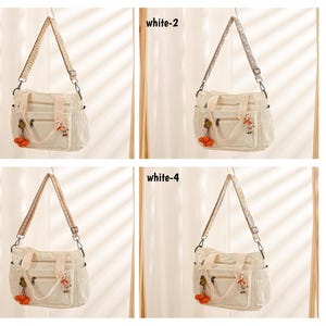 Puede incluir: Se muestran cuatro bolsos mensajeros de color crema con diferentes dise&ntilde;os de correas. Cada bolso tiene un bolsillo frontal, bolsillos laterales y un adorno decorativo. El texto "white-1", "white-2", "white-3" y "white-4" est&aacute; en la esquina superior izquierda. El texto "Finished Product Display" est&aacute; a la derecha.