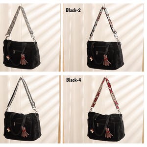 Puede incluir: Cuatro bolsos tote negros con diferentes correas para el hombro estampadas. Cada bolso tiene un peque&ntilde;o dije de oso y un acento decorativo. Los bolsos se muestran sobre un fondo neutro. El texto "Finished Product Display" es visible.