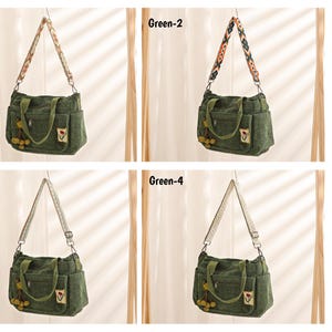 Puede incluir: Cuatro bolsos de hombro de lona verde con diferentes correas estampadas y borlas decorativas. Cada bolso tiene m&uacute;ltiples bolsillos y un peque&ntilde;o parche bordado. Los bolsos se exhiben sobre un fondo neutro.