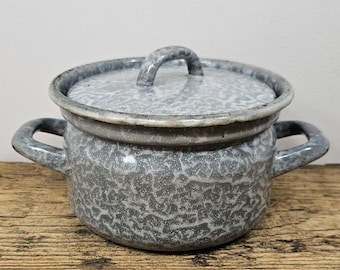 Vintage Emailletopf mit Deckel, 16 cm – Kochtopf aus Granitware – Rustikale Landhausküchendekoration – Blau gesprenkelte Emaillepfanne