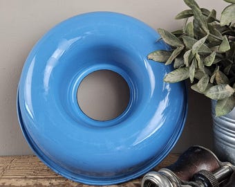 Vintage-Gugelhupfform aus blauem Emaille – Minimalistische türkisfarbene Backform – Landhausküchen-Deko – Retro-Backformen