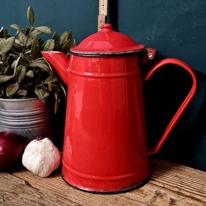 Red Enamel Coffee Pot Pitcher – Tall Enamelware Pitcher with Hinged Lid, Rustic Farmhouse Kitchen Decor, Cottagecore Coffee Pot