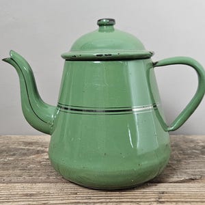 Vintage Green Enamel Teapot – Retro Kitchen Decor – Mid Century Coffee Pot – Farmhouse Kettle – Industrial Enamelware Pitcher