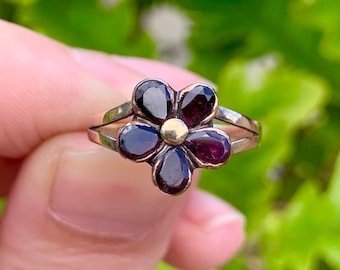 Anillo antiguo georgiano con granate y pensamiento de corte plano